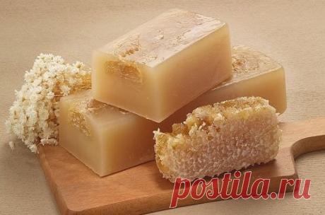 Целебная мазь из хозяйственного мыла
Спорить не стану, в наших аптеках огромное количество самых разнообразных лекарственных препаратов и тем не менее не стоит забывать о старых проверенных временем бабушкиных рецептах. Вот например мазь из хозяйственного мыла, которая весьма эффективна при гнойничково-воспалительных заболеваниях кожи, угрях, фурункулах, карбункулах и прочих чирьях.
Итак, что нам понадобится:
Хозяйственное мыло — 50 г
Пчелиный воск — 10 г
Мед — 2 ст. ложки
Проп