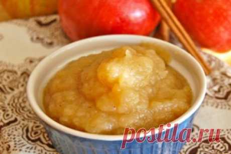 Яблочный соус к мясу 

Яблоко 3–4 штуки
Сахар песок 100 грамм
Корица (палочка) 1 штука
Лайм (или лимон) половина
Вода чистая сколько понадобится

– Для того, чтобы сделать яблочный соус более острым, можно добавить в чашу блендера: 1 острый кайенский перец, 2 – 3 зубчика, по вкусу соль и пару столовых ложек столового 9% уксуса.