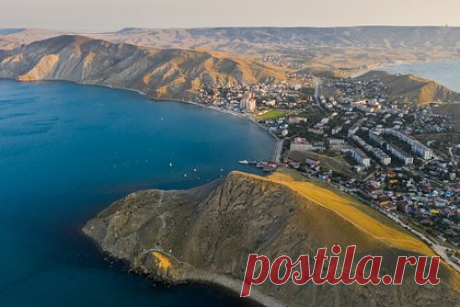 Помощник Рейгана назвал смехотворными заявления о скором захвате Крыма Киевом. Бывший сотрудник Белого дома и помощник 40 президента США Рональда Рейгана Пол Крейг Робертс считает, что Киев никогда не сможет захватить Крым. Он посчитал смехотворными заявления, что Украина вытеснит Россию из Крыма к Рождеству, так как на полуострове расположена база Черноморского флота.