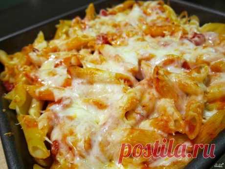Макаронная запеканка 

Макаронная запеканка — вкус детсадовской жизни. 🙂 В садике, как я помню, всегда давали почти одно и то же, меню разнообразием не отличалось, но воспоминания хорошие, по крайней мере, получше школьной кухни! 🙂 Макаронную запеканку (бабку) готовила и мама и бабушка, все любили ее, любят и до сих пор. Важной  традицией было обязательно посыпать ее сахаром (независимо от того, сколько сахара уже было положено :))…
Хочу заметить, что макаронную запеканк...