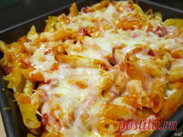 Макаронная запеканка 

Макаронная запеканка — вкус детсадовской жизни. 🙂 В садике, как я помню, всегда давали почти одно и то же, меню разнообразием не отличалось, но воспоминания хорошие, по крайней мере, получше школьной кухни! 🙂 Макаронную запеканку (бабку) готовила и мама и бабушка, все любили ее, любят и до сих пор. Важной  традицией было обязательно посыпать ее сахаром (независимо от того, сколько сахара уже было положено :))…
Хочу заметить, что макаронную запеканк...