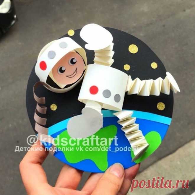Космонавт в открытом космосе