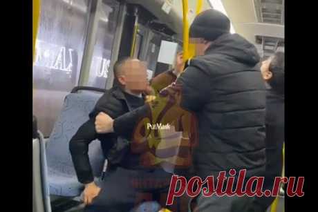 Мигранты толпой избили россиянина в автобусе и попали на видео. В Калининграде мигранты толпой избили ногами мужчину на остановке и внутри автобуса. Их действия попали на видео, соответствующие кадры опубликовал Telegram-канал «Янтарный ДЛБ». На появившемся видеоролике группа иностранцев пинает лежащего молодого человека. Затем россиянину удается забежать в автобус.