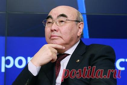 Бывший премьер-министр Киргизии заявил о добровольном возвращении Акаева. Экс-президент Киргизии Аскар Акаев, находящийся в розыске, добровольно вернулся в Бишкек, заявил бывший премьер-министр Феликс Кулов. «Насколько мне известно, Аскара Акаева никто не принуждал», — заявил Кулов. Он рассказал, что встретился с действующим президентом Садыром Жапаровым.