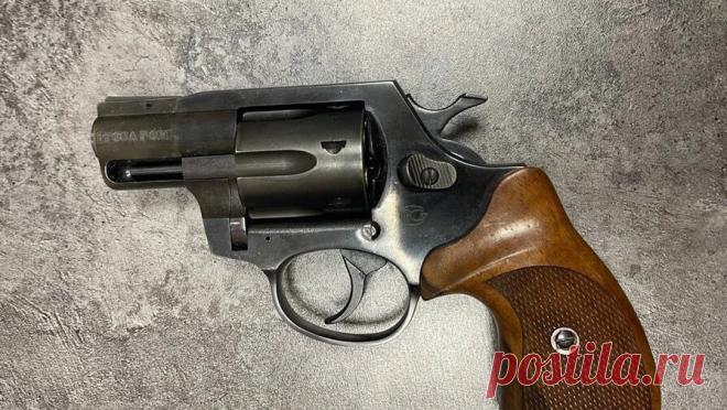 Рабочий не смог открыть свой шкафчик для одежды и угрожал охране пистолетом. В Калининском районе Санкт-Петербурга сотрудники Росгвардии задержали 51-летнего работника электросетевой компании, который угрожал травматическим пистолетом двум охранникам на работе. Об этом сообщает пресс-служба ведомства. Инцидент ...