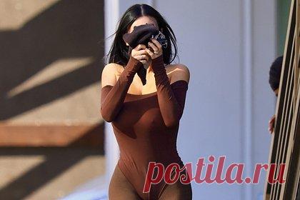 Бьянка Цензори сняла шорты и прикрыла ими лицо от папарацци