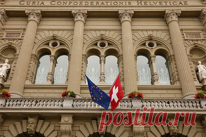 В МИД отказались считать Швейцарию нейтральным посредником. Россия больше не рассматривает Швейцарию как нейтрального посредника в урегулировании конфликта на Украине, заявил посол России в Швейцарии Сергей Гармонин. По мнению дипломата, Швейцария продемонстрировала, что готова только поддержать позицию Украины по урегулированию.
