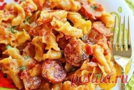 КАК ПРИГОТОВИТЬ МАКАРОНЫ: 5 ВКУСНЫХ РЕЦЕПТОВ

1. Макароны по-флотски

ИНГРЕДИЕНТЫ:
● мясной фарш 500 г
● макароны 400 г
● репчатый лук 1 шт.
● растительное масло по вкусу
● соль, перец по вкусу

ПРИГОТОВЛЕНИЕ:
Отварить макароны до готовности в подсоленной воде. Мелко нарезать лук. Разогреть сковороду с растительным маслом, выложить мясной фарш. Если говядина жесткая, можно добавить немного кипящей воды. Когда мясо начнет подрумяниваться, добавить нарезанный лук. Посолить и...