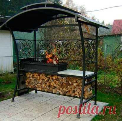 Удобный мангал с дровником и навесом.