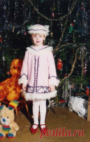 Ну что, продолжим создавать новогоднее настроение?🎄❄🍊 Сегодня у нас припасена история от менеджера по ключевым клиентам Вики Адриановой: - В детском саду меня все время назначали Снегурочкой. И вот однажды, мне было 5лет, (на фото как раз тот день) произошёл казус: во время выступления перед детьми и их родителями я забыла текст. Просто стою, смотрю на Деда Мороза и хоть убей, не помню что там дальше. Но как маленькая актриса, понимаю, что нужно импровизировать. Поворачиваюсь к залу и говорю:…