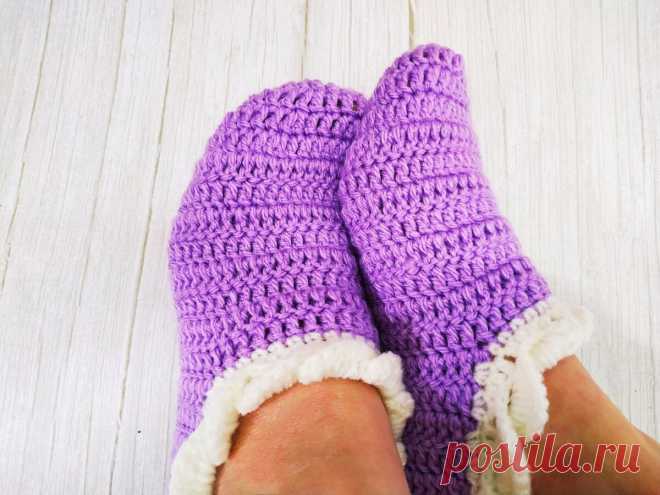 САМЫЕ ЛЁГКИЕ СЛЕДКИ КРЮЧКОМ. ПОДРОБНЫЙ МАСТЕР-КЛАСС ДЛЯ НАЧИНАЮЩИХ. Доброго времени суток. Сегодня хочу предложить вам мой бесплатный видеоурок по вязанию самых лёгких и простых следочков (тапочек) крючком Мастер-класс рассчитан на самых начинающих рукодельниц. Пряжу для следочков подбираете на свой вкус, единственное, что 100% чистая шерсть очень быстро протирается. А так хлопок, полухлопок( летний вариант следков) , полушерсти, акрил или ночная пряжа. Выбор за рукоделие,...