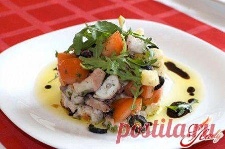 Салат из консервированных кальмаров – праздник на столе