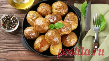 8 простых рецептов картошки, запеченной целиком Lisa.ru расскажет, как приготовить вкусную и ароматную картошку в духовке. Со специями.  Простой рецепт.  В фольге и с маринованными грибами.  Как на костре.  С чесноком и зеленью.  С хрустящей корочкой.  Рецепт с чесноком и сыром.  Гармошка с беконом и сыром. Вкус печеной картошки на костре, знакомый из детства, забыть невозможно. Что делать, если хочется ее съесть сейчас, а возможности поехать на природу нет?