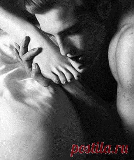 К тебе придет однажды Человек.
Полюбит всю. Со всеми недостатками.
Прижмешь ладонь к не выбритой щеке
И осознаешь - ведь бывает сладко!
К тебе придет однажды Он. Придет.
В глаза посмотрит - будто прямо в душу.
Своим дыханием растопит серый лед...
...И даже если он тебе не станет мужем.
Но этот самый "просто Человек",
Тебя любить научит без оглядки.
Чтоб даже через много длинных лет
Ты понимала - как должно быть сладко!