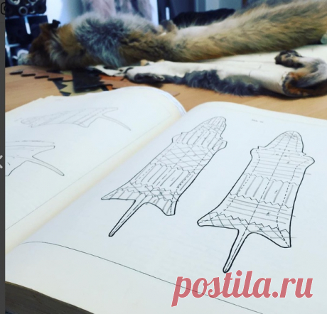 В Германии большинство Скорняков изучили старые техники из этой книги "Der Kürschner", которая является кладом для скорняка. Она не переиздавалась с 1956 года. Если у кого то есть материал этой книги в pdf поделитесь полезной информацией.
#fur #furrier #kopenhagenfur #hagen #Germany #mink #Der Kürschner #book