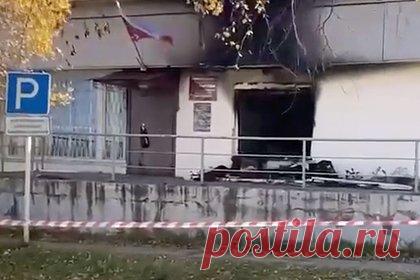 В здании мирового суда российского региона произошел пожар. Пожар произошел в здании мирового суда в Ванинском районе Хабаровском крае. Возгорание случилось на Молодежной улице в рабочем поселке Ванино около половины третьего ночи. На место прибыли пожарные, которые ликвидировали пожар в течение часа. Версия о поджоге является приоритетной.