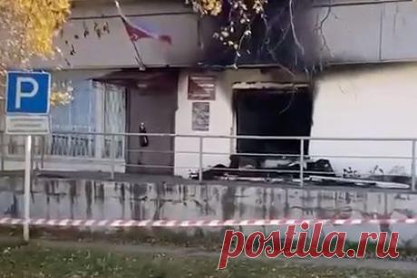 В здании мирового суда российского региона произошел пожар. Пожар произошел в здании мирового суда в Ванинском районе Хабаровском крае. Возгорание случилось на Молодежной улице в рабочем поселке Ванино около половины третьего ночи. На место прибыли пожарные, которые ликвидировали пожар в течение часа. Версия о поджоге является приоритетной.