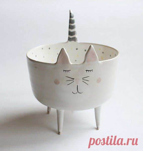 Польская художница Марта Туровска (Marta Turowska) создает чудесные керамические миски и тарелки, которые выполнены в виде животных - кошек, ежей и китов. Работы Марта делает полностью вручную на гончарном круге, а сверху наносит рисунок.