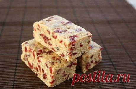 Овсяные батончики с клубникой
Овсяные батончики с орехами, финиками и клубникой - легкий и вкусный десерт, который, к тому же, не требует термической обработки.
Ингредиенты (на 6 штук по 200 ккал):
1 ½ стакана фиников без косточек
Показать полностью…