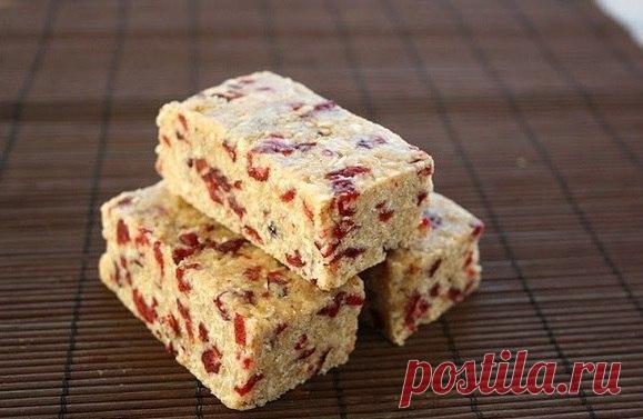 Овсяные батончики с клубникой

Овсяные батончики с орехами, финиками и клубникой - легкий и вкусный десерт, который, к тому же, не требует термической обработки.
Ингредиенты (на 6 штук по 200 ккал):
1 ½ стакана фиников без косточек
Показать полностью…