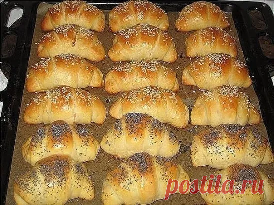 Рогалики на кефире
Нежные мягкие вкус просто потрясающий.
Ингредиенты для теста:
- 600 г муки
- 60 г сахара
- 0,5 чайной ложки соли
- 25 г дрожжей
- 200 г кефира
- 50 г молока
- 75 г сливочного масла
- 2 яйца
Для обмазывания:
- 2 желтка
- 2 столовые ложки молока
- кунжут
- мак
Перемешиваем все продукты. Масло топим, молоко нагреваем.
Ставим тесто, чтоб подошло.
Когда подойдет, раскатывает тесто, но не очень тонко. Режем треугольники. Закручиваем рогалики.
Ставим на противе...