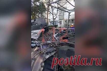 Обломки упавшего самолета Су-34 возле многоэтажки в Ейске показали на видео. Обломки упавшего самолета Су-34 возле многоэтажки в Ейске Краснодарского края показали на видео. На появившихся кадрах видны обгоревшие и искореженные части воздушного судна. О происшествии в Ейске стало известно вечером 17 октября. По последним данным, погибли 13 человек, еще 19 пострадали.