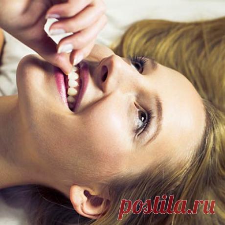 Превратить глянцевый лак в матовый очень легко: 

подержите накрашенные ногти несколько минут над паром — над кипящей водой или супом, к примеру. Матовое покрытие получится  восхитительным