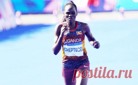 Умер мужчина, который облил участницу Олимпиады бензином и поджег. Угандийская бегунья Ребекка Чептегеи 3 сентября попала в больницу с ожогами 75% тела и через два дня скончалась. Виновник происшествия также был госпитализирован, врачи не смогли спасти ему жизнь