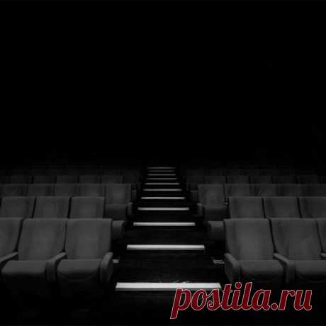 Что можно сделать, чтобы сбросить накопившийся стресс?
Посмотреть кино
Какой жанр при этом выбрать:
 мистику,
 ужастик,
 мелодраму,
 документальный,
 про живую природу,
 исторический,
 вестерн,
 боевик,
 триллер,
 детектив,
 комедию?
Все жанры, связанные с негативными эмоциями и событиями — страхом, утратой, болью, печалью, насилием не дадут нужного эффекта. После просмотра таких фильмов возможно усиление стресса, появление новых страхов, которые могут повлечь за собой бо́...