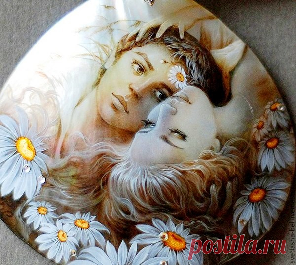 Хотел сто раз сказать о главном,
Но почему-то промолчал.
Хотел и был сто раз безглавным,
Но все равно искал причал.
Откуда черпать правды силы -
Мне очень страшно быть глухим.
Ты обмани меня красиво,
Чтоб я воспрял назло всем им.
Ты - моя сила, моя слабость,
Ты то, что будет навсегда.
Ты - моя нежность, моя радость,
И также - ты моя беда.
Моя прекрасная Гаруда
Из золота и серебра,
Ты прилетишь из ниоткуда
И улетаешь в никуда.
Ты - мое главное смятенье,
Ты - очень ласковый ...