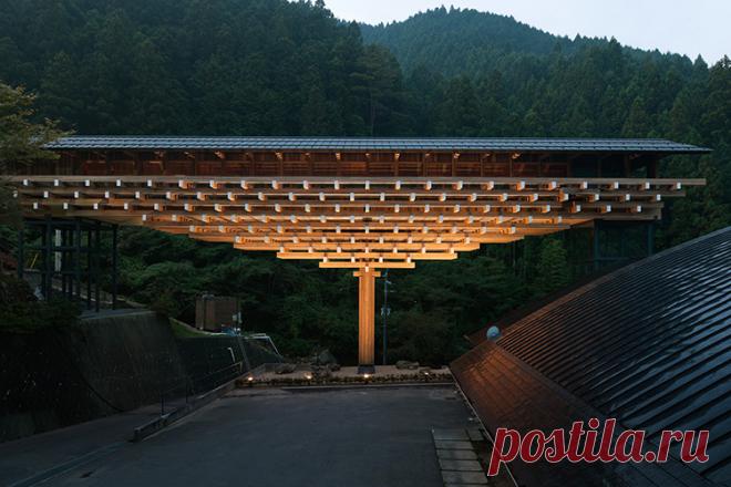 Деревянный мост-музей в Юсухара, построенный Кэнго Ккумой в префектуре Коти. Мост-музей соединяет два здания, но помимо функциональности моста он выполняет функции галереи. Фото: Takumi Ota Photography