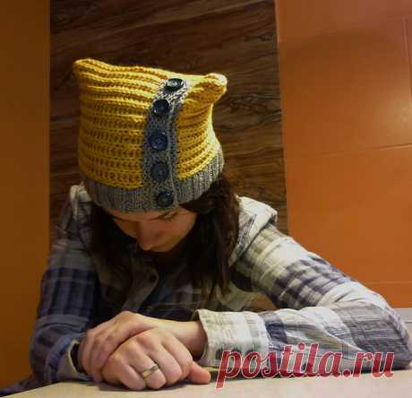 Котошапка спицами на пуговицах