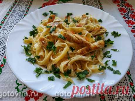 Паста с курицей с соусом Альфредо. Рецепт с фото Рецепт «Феттучини Альфредо» создал итальянский повар Альфредо ди Лелио для своей жены, но после это блюдо стали подавать в римском ресторане «Альфредо ала Скрофа». Благодаря голливудским актерам Мэри Пикфорд и Дугласу Фэрбенксу рецепт макарон популярнее в Америке, чем в Италии. Со временем кроме варианта соуса с курицей появились и множество других неплохих рецептов блюда, например, с брокколи или с креветками. В любом случа...