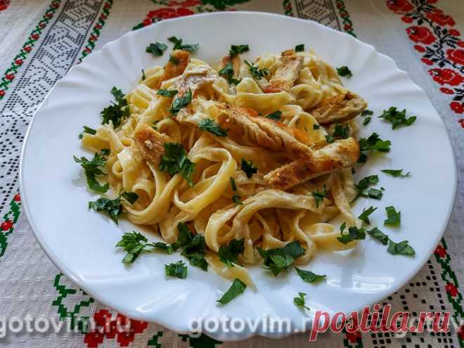 Паста с курицей с соусом Альфредо. Рецепт с фото Рецепт «Феттучини Альфредо» создал итальянский повар Альфредо ди Лелио для своей жены, но после это блюдо стали подавать в римском ресторане «Альфредо ала Скрофа». Благодаря голливудским актерам Мэри Пикфорд и Дугласу Фэрбенксу рецепт макарон популярнее в Америке, чем в Италии. Со временем кроме варианта соуса с курицей появились и множество других неплохих рецептов блюда, например, с брокколи или с креветками. В любом случа...