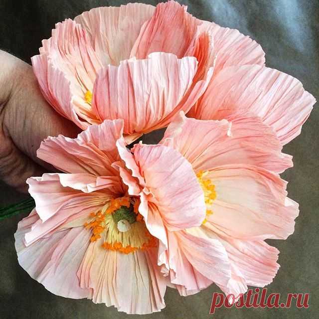 Friday paper flower tip: I've been thinking a lot lately about which coloring methods I like best in which situations and I think I like Pan pastel best when the base color is very close to the pastel color, and alcohol inks/spray paint when I'm going for something with more contrast.  These are Pan Pastel with red tint on vanilla fine crepe. Have a great weekend!❤