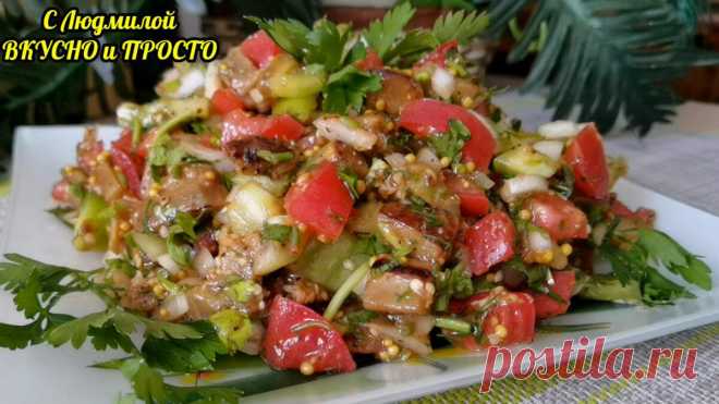 Готовить эту сырую икру из баклажанов всего полчаса, а получается вкуснее хороваца. Баклажаны варить не будем, сделаем проще
Как говорит мой папа (а ему уже 80 лет), в этом салате «витамины прыгают». А ещё я постаралась сделать вкус этой икры — как-будто овощи запекались на гриле (но без всякой химии!!!). Получается что-то навроде хороваца. Делать эту закуску из баклажанов от силы полчаса, поэтому она частый гость на нашем обеденном столе. А ещё у […]
Читай дальше на сайте. Жми подробнее ➡