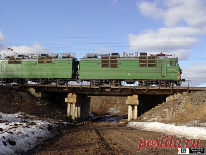 Просмотр фотографии
Электровоз ВЛ80С-1207 проходит мост через р. Басалаевка, ст. Зебляки, Костромская обл