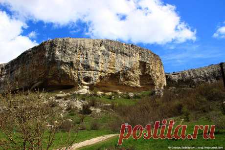 Святые места Крыма.Скит святой Анастасии Маленький горный скит во имя святой великомученицы Анастасии Узорешительницы, Бахчисарайского Свято-Успенского мужского монастыря, спрятался в узком ущелье Таш-Аир на склоне горы Фыцки около пещерного…