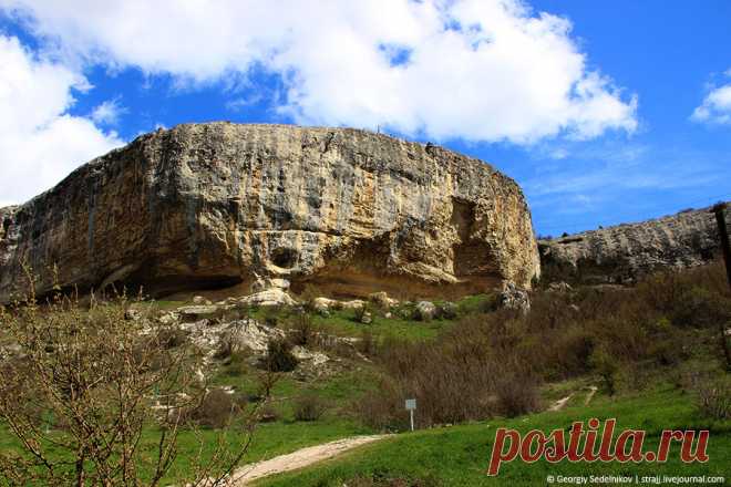 Святые места Крыма.Скит святой Анастасии Маленький горный скит во имя святой великомученицы Анастасии Узорешительницы, Бахчисарайского Свято-Успенского мужского монастыря, спрятался в узком ущелье Таш-Аир на склоне горы Фыцки около пещерного…