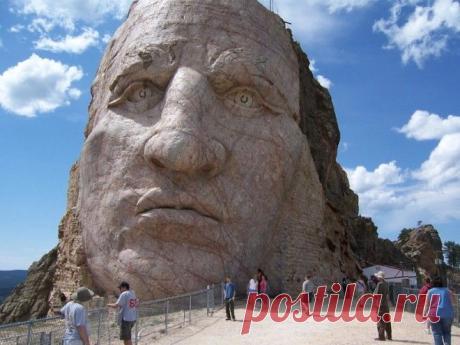 Поразительные гигантские скульптуры в скалах