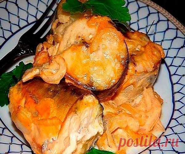 СКУМБРИЯ В ГОРЧИЧНОМ СОУСЕ ПОЛУЧАЕТСЯ ОЧЕНЬ СОЧНОЙ!Я очень люблю скумбрию и готовлю её по разным рецептам.
В этот раз запекла рыбку в горчичном соусе, она получилась очень вкусной, сочной и не сухой, а просто тающей во рту.
Готовится очень легко и очень быстро.
Попробуйте приготовить и Вы не разочаруетесь.Ингредиенты:
скумбрия — 2 рыбки;
репчатый лук — 1 шт.;
майонез — 2 ст. л.; соевый соус — 3 ст. л.; горчица — 2 ст. л.;
зелень для подачи.
Приготовление:
1. Скумбрию очист...