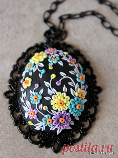 Collier pendentif en appliques florales argile par charancreations