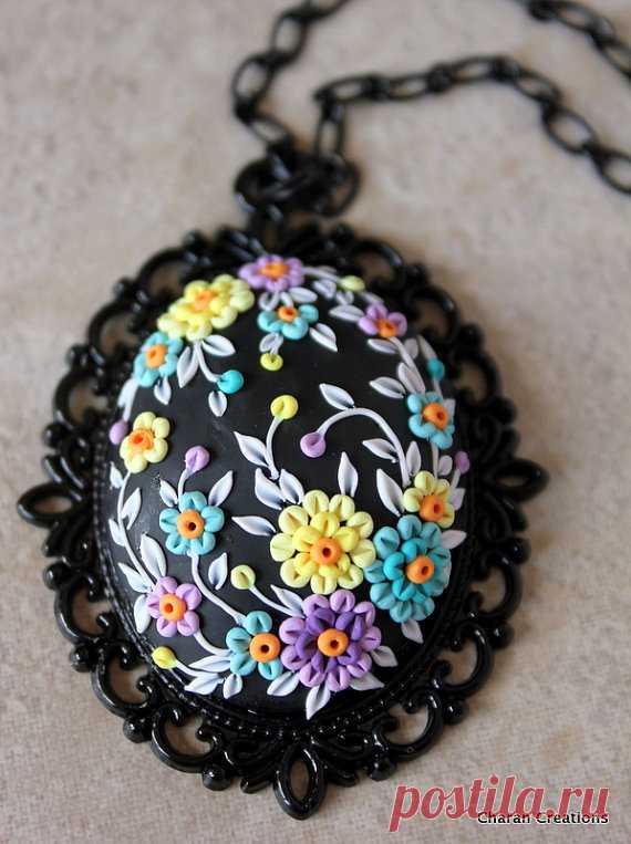 Collier pendentif en appliques florales argile par charancreations