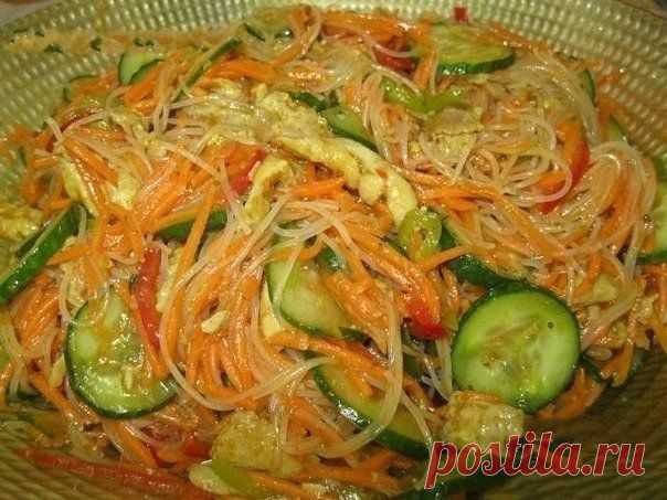 Салат с фунчозой..