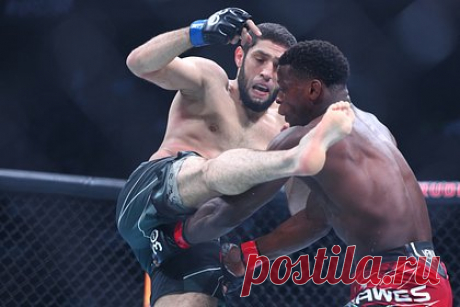 Российский боец рассказал о гонораре за дебютный бой в UFC. Российский боец смешанного стиля Икрам Алискеров рассказал о гонораре за дебютный бой в Абсолютном бойцовском чемпионате (UFC). Он поделился, что заработал за поединок 20 тысяч долларов: десять тысяч за выход и десять тысяч за победу. «30 процентов оттуда удержали, 20 процентов — менеджеру и залу», — добавил боец.