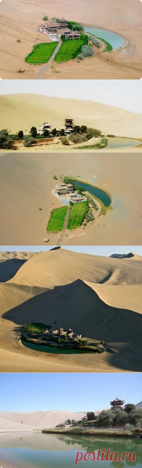 Озеро Полумесяца среди пустыни