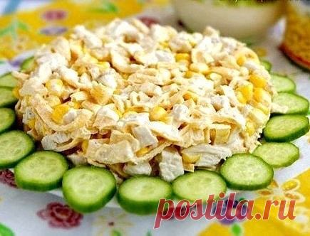 САЛАТ С КУРИЦЕЙ И ЯИЧНЫМИ БЛИНЧИКАМИ 
Блюдо получается обалденное 

Меня он привлек не только количеством ингредиентов, но еще яичными блинчиками... Салатик получился вкусный и сытный. Блинчики очень хорошо 