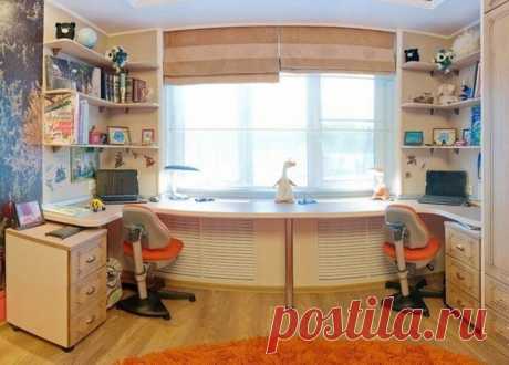 Шкафы вокруг окна, это удобно и экономит пространство в комнате