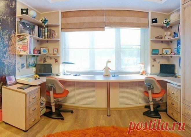 Шкафы вокруг окна, это удобно и экономит пространство в комнате