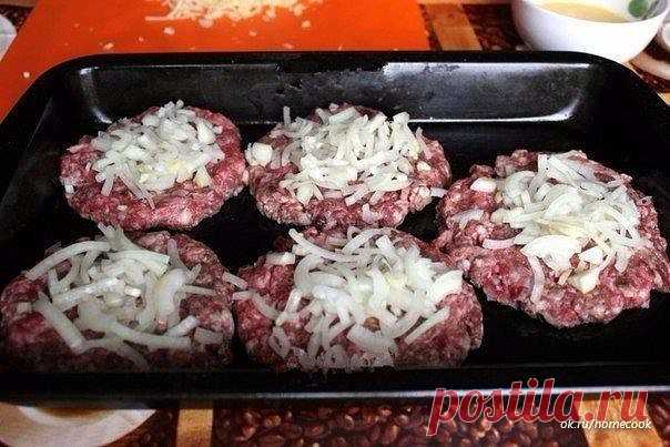 Стожки - блюдо из мясного фарша

Ингредиенты:

фарш мясной - 0,5 кг; яйца крутые - 3 штуки; лук репчатый - 2 головки; картофель - 2 штуки; сыр - 100 г; молотые перцы по вкусу, домашний майонез или подобный ему соус.

Для соуса: сырой желток яйца - 1 штука; масло подсолнечное - 50 мл; масло горчичное - 2 ст. ложки; горчица готовая - 1/3 ч. ложки; щепотка соли.

Приготовление:

Для приготовления соуса соединить желток, масло подсолнечное, масло горчичное, горчицу, соль. Ингр...